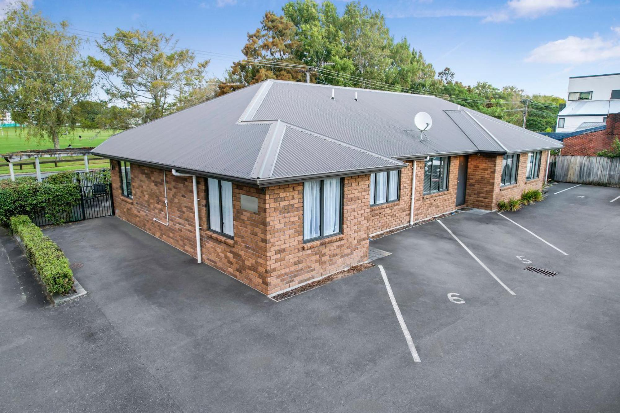 Park Scenery, Proximity And Value - By Kosh Holiday home Hamilton